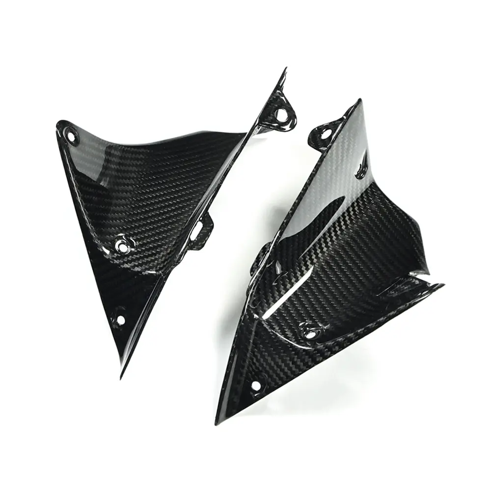 Carbon Fiber Weave Detail on Kawasaki Z900 Inner Radiator Covers Carbon Fiber Weave Detail on Kawasaki Z900 Inner Radiator Covers